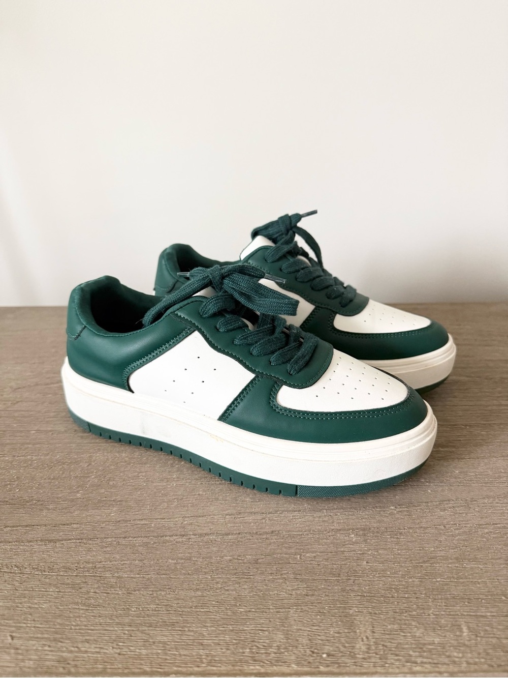 Madden Girl Natalie Green & White Platform Lace-Up Sneakers Size 9